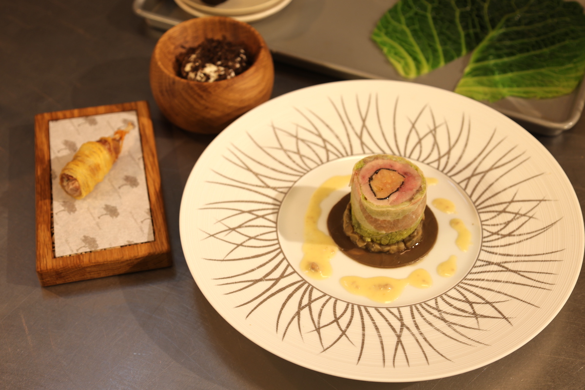 This is @Midsummerchef's English Quail – Duck Liver, Lentilles du Puy, Sauce Albuféra. This is one impressive dish, art on a plate! Beautiful! 👉 jamesmartinchef.co.uk/recipes/englis…