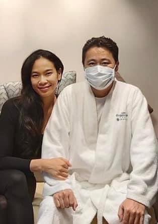 Өвчин зовлонтой үедээ өөрсдөө Зайсангийн тансаг байраа зараагүй байж л ард түмнээс хандив гуйсан. Өлөн. Ард түмэн ч өрөвч, энэрэнгүй юм болохоор хандив цуглуулаад энэ гэр бүлийг элэг бүтэн, эрүүл болгож өгсөн. Гэтэл өөрийн хүүхэд шигээ охиныг зодож нүдэж, энэ олон жил дарамталжээ