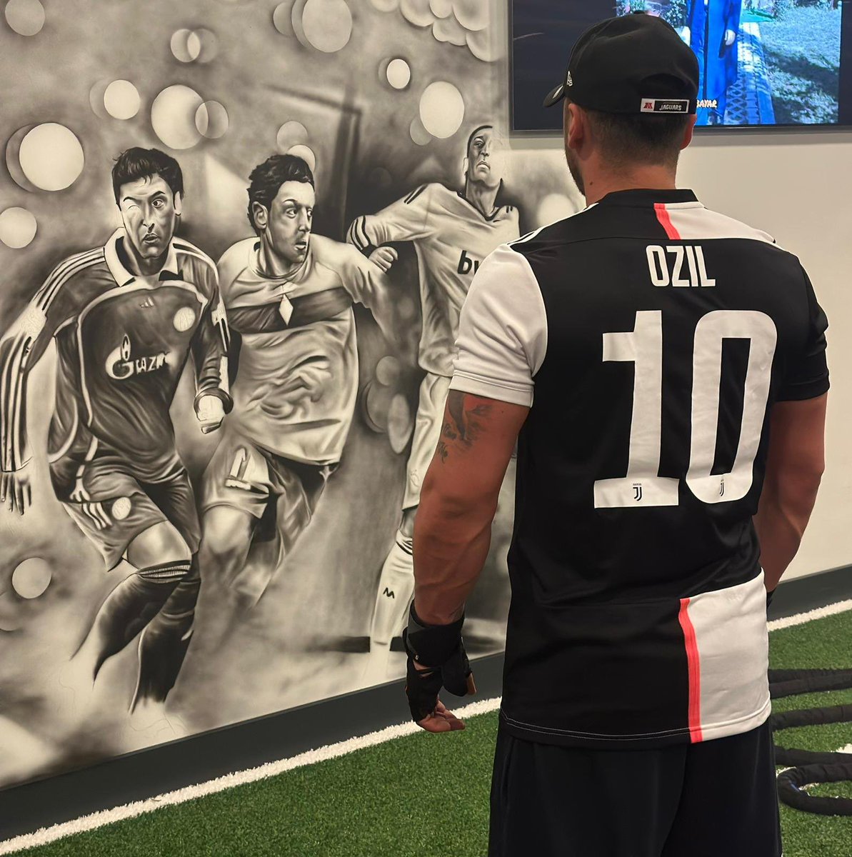 Özil regrèt li pat jye pou Juventus 🥲

« Fier de ma carrière et de tous les clubs incroyables pour lesquels j'ai eu le privilège de jouer. 

Il ne manquait qu'un seul club : mon amour italien la Juventus. 🇮🇹 »