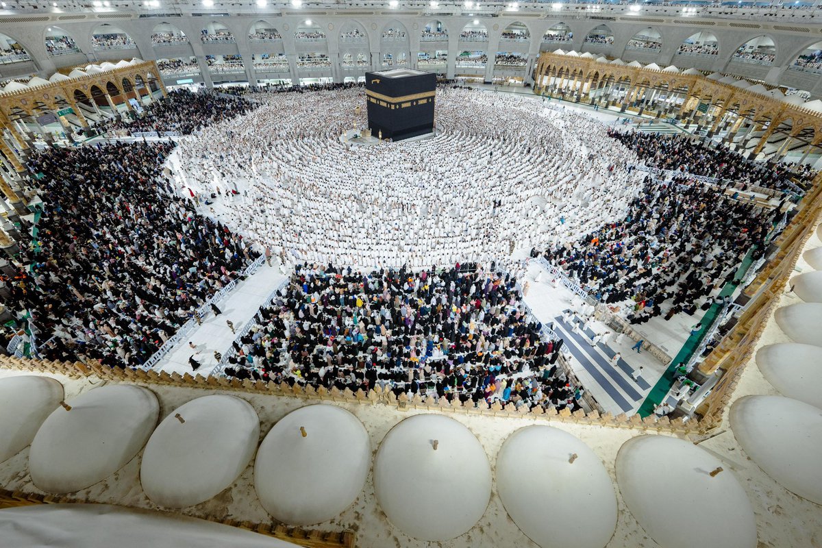 SaudiNews50's tweet photo. لقطات مُبهجة..

البياض يكسو أرجاء الحرم المكي ليلة 27 من رمضان.

- https://t.co/g1QUoIxTLF