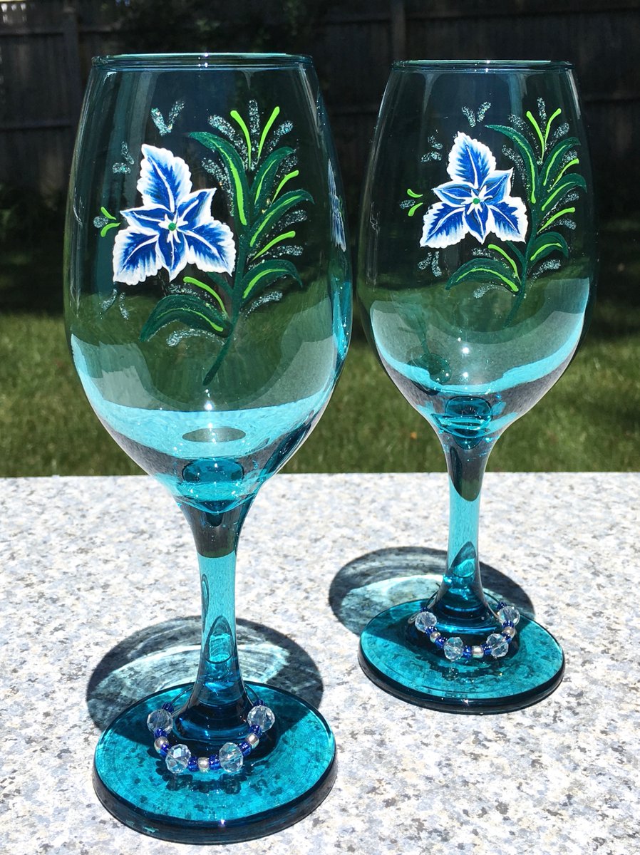 Hand painted Wine glasses make a great gift etsy.com/listing/607660… #wineglasses #handpaintedglasses #giftsforher #SMILEtt23 #CraftBizParty #etsystore #EtsyHandmade