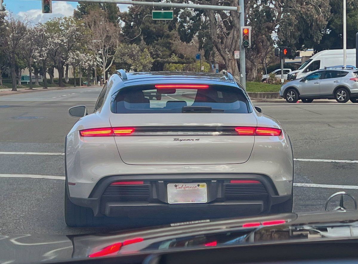 did he see me taking pics of his ass and give the beans - yes 🐶👍 did wring out my engine’s legs to keep staring at said ass - also yes ☝️🐶 moral of the story is thick haunches > fuel efficiency 🐶❤️🍑