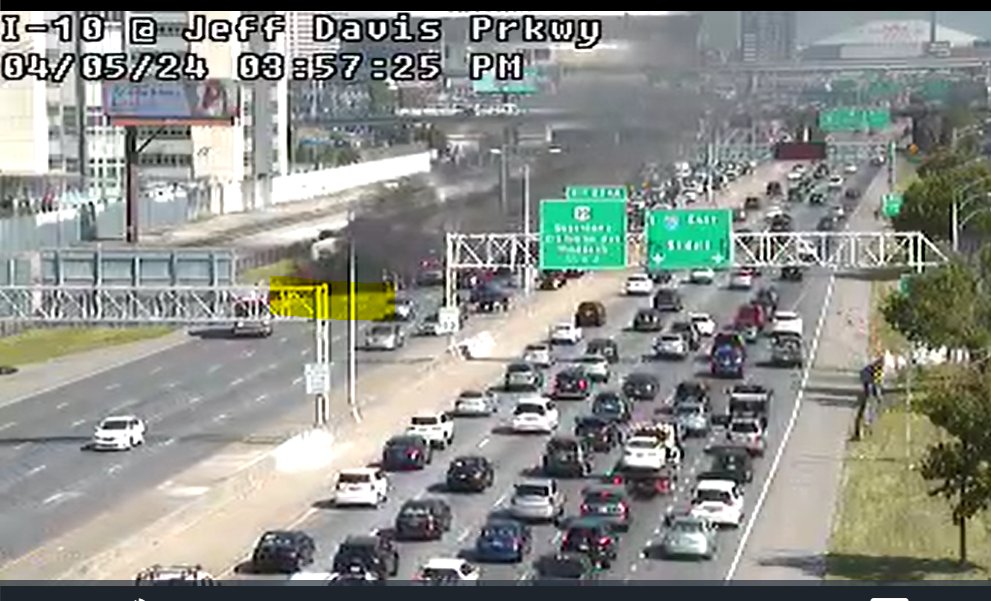 LBacques's tweet image. 4pm.. vehicle fire on I-10 West between Broad and Carrollton, stay on left side of roadway
