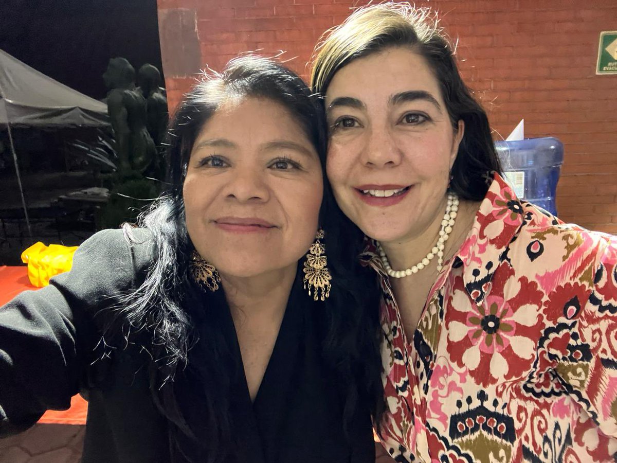 MarceBautistaB's tweet photo. Agradecer a Geraldina GonzalezdelaVega, Alma Delia Murillo y #RodrigoQuintero durante la presentación del libro #IMPERCEPTIBLES, escrito por Rodrigo en el que se narra mi vida y lucha a favor de las personas trabajadoras del hogar (1/2) https://t.co/MfGuSV4fe5