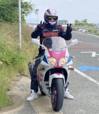 おっはよ~🥱
昔福岡の志賀島ツーリングに行った時のYZF750
このバイクは友達からの借り物です！
乗っているのは僕です！

仕事いこ。。。。。🥱

ツーリングされる方は気をつけて楽しでください🏴‍☠️