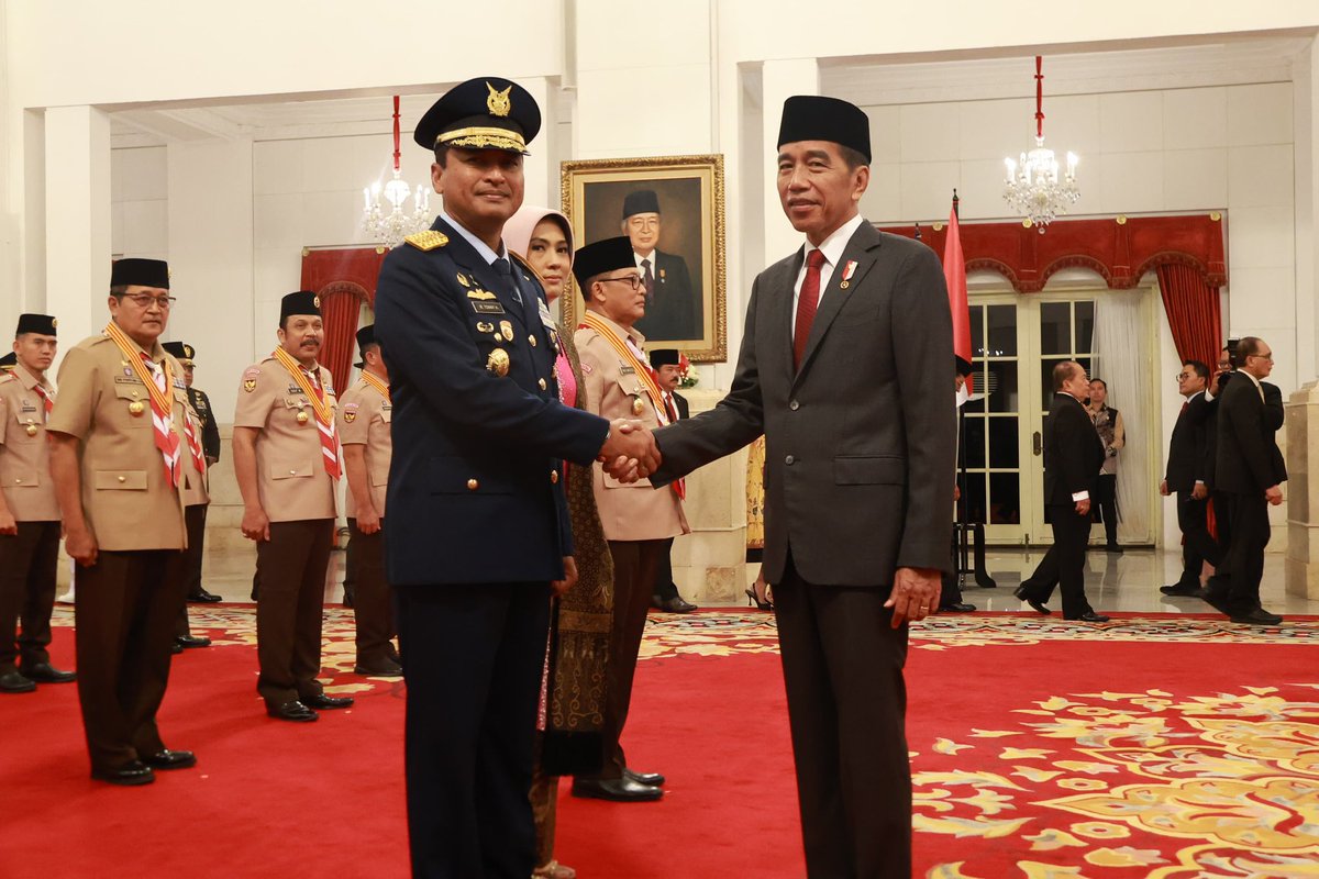 'Presiden RI Lantik Marsekal TNI Mohamad Tonny Harjono Sebagai Kasau' Presiden Republik Indonesia Ir. H. Joko Widodo melantik Marsekal TNI Mohamad Tonny Harjono, S.E., M.M. sebagai Kepala Staf Angkatan Udara (Kasau) di Istana Negara, Jakarta. Jumat (5/4/2024). Marsekal TNI…