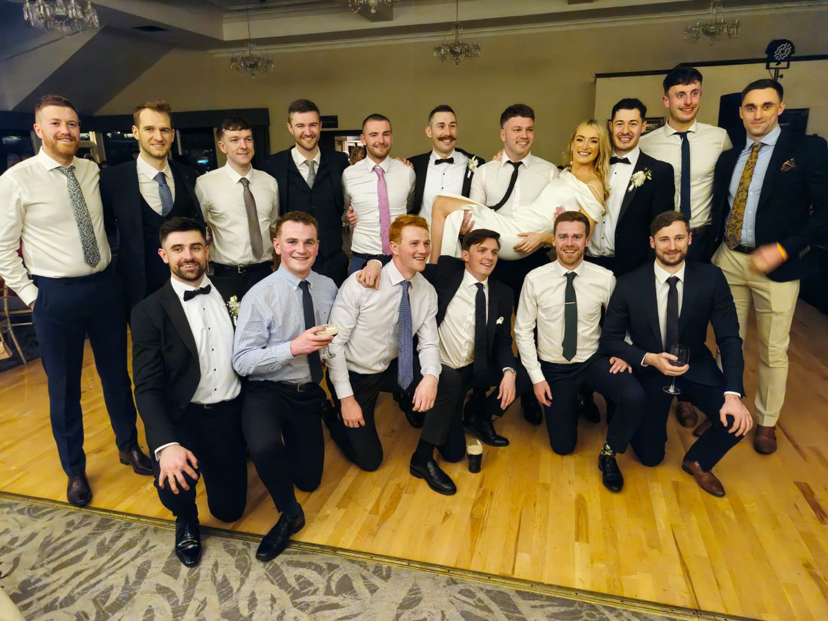 A big congratulations to our Senior football captain Davy Devereux, his family and to his new bride Dawn Moore from Tralee in the kingdom on their wedding day in Dingle today. There was a big representation of our BSJ players and looks like they are having plenty of fun 💚💛 👕👍