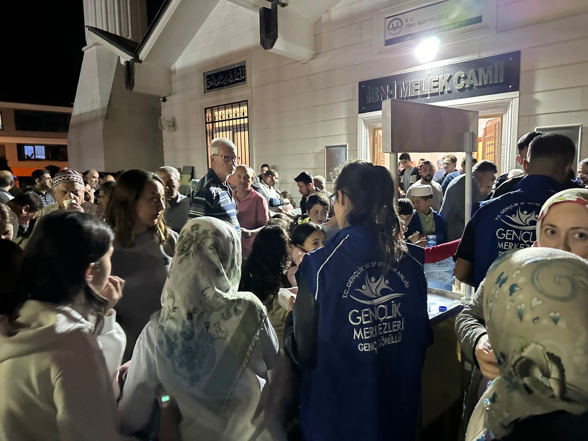 “Bin aydan hayırlı” olarak nitelendirilen ve Ramazan’ın uğurlayıcısı kabul edilen Kadir Gecesinde Gönüllü Gençlerimizle Teravih Namazı ardından halka ikramlarda bulunduk. Kadir Geceniz mübarek olsun. #GençlerinİyilikAğacı #KadirGecesi @OA_BAK @gencliksporbak