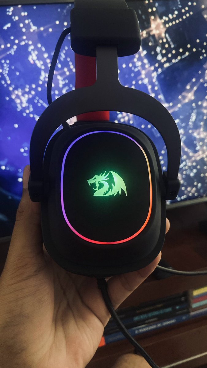 MaicuGames's tweet photo. Faz exatos 4 anos que eu faço conteúdo pra internet e segui com o fone Zeus X da @RedragonBR, incrivelmente a qualidade dele não diminuiu em nada, pois o que mais me cativou foi o abafamento, 0 ruídos externos e um som impecável, indico demais... https://t.co/LymJgweuQW