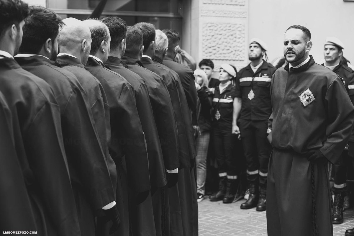Y todo lo que hagáis, hacedlo de corazón y con amor, sirviendo al Señor y no para la gente.

📸 <a href="/LMFotosCofrades/">LMFotosCofrades</a> 

#CofradíasMLG
