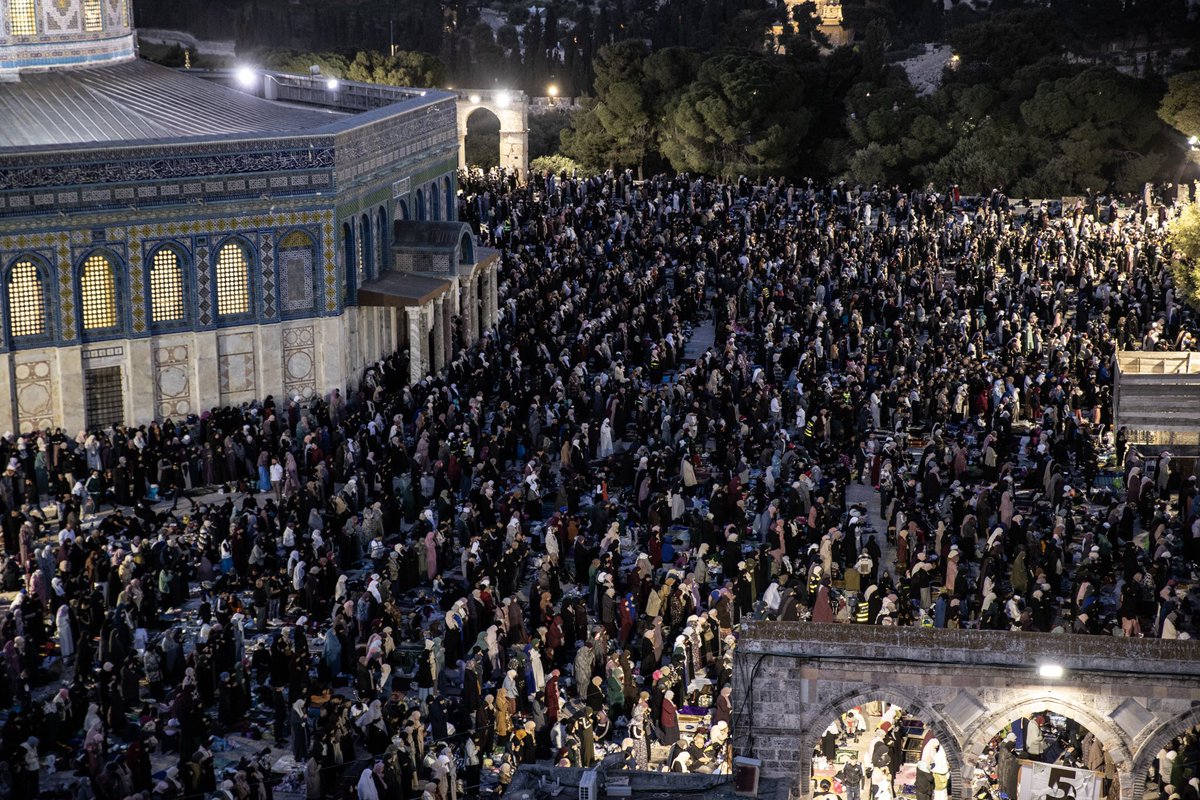 Mescid-i Aksa'da Ramazan ayının son cuması ve kadir gecesi. Mescid'i Aksa'yı zalimlerin esaretinden kurtar Allah'ım.