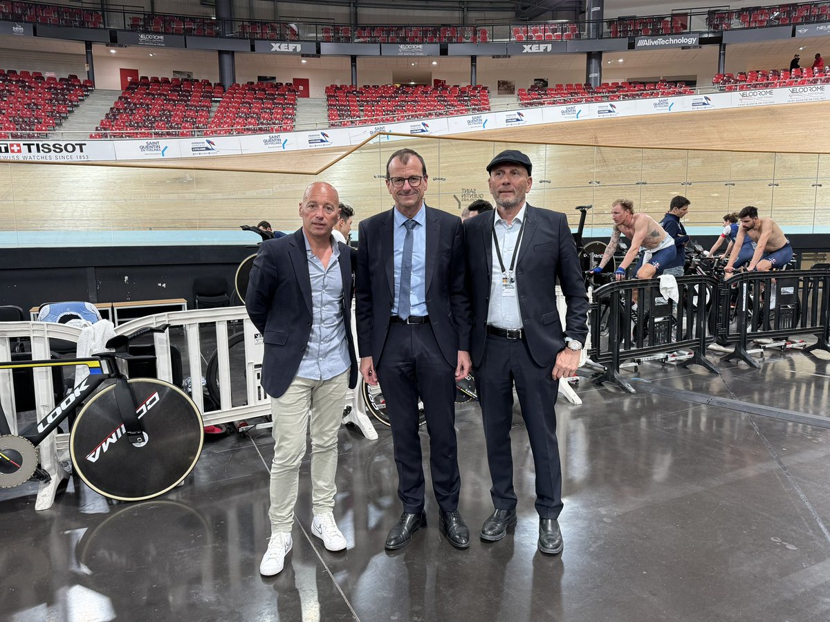 Visite ce jour à la @FFCyclisme le Président de @ContactUncp @chanteur4 avec Elie Baup Vice président du club Comminges VTT et également Responsable sportif du club VTT ainsi que Manager du Team OCCITANIE VTT. Un très bel échange autour de notre sport le cyclisme. @Velodrome_nat