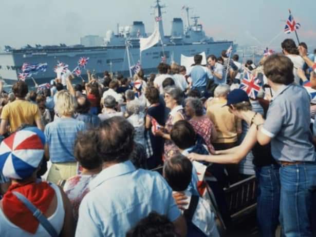 April 5th 1982: The first British ships, HMS Invincible & Hermes leave for Ascension Island, as others sail from Gibraltar. Elements of 40 & 42 Commando #RoyalMarines and 3 Commando Brigade HQ are already aboard... The Empire was striking back.