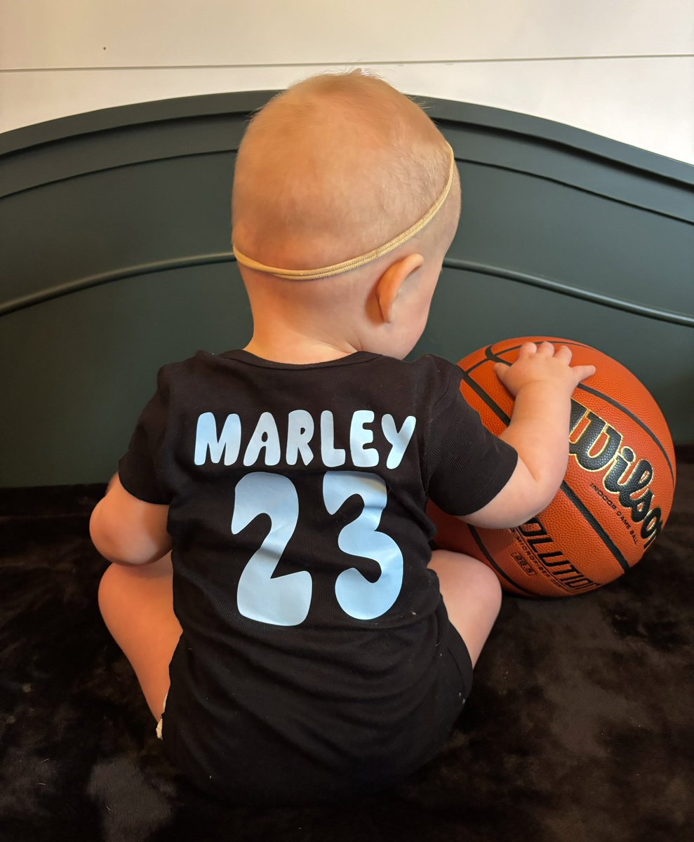 Marley’s ready to hangout with Coach @kmcbride513 in Pittsburgh…🏀🩵