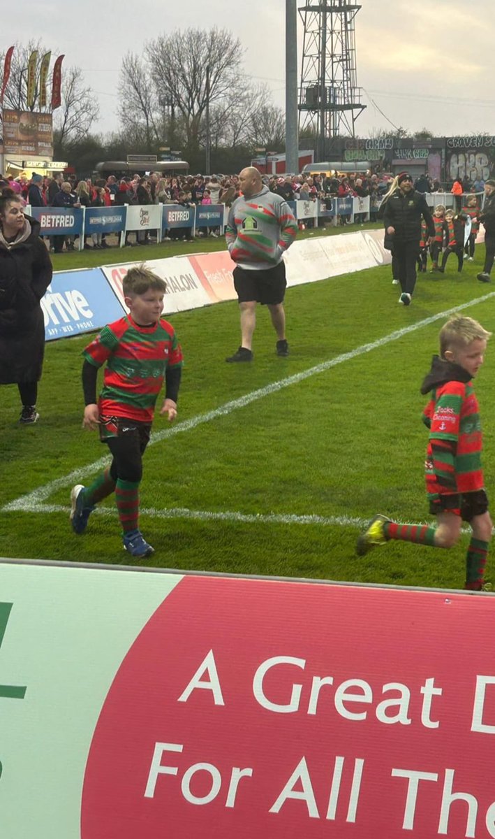 Good to see lots of young @MytonWarriors kids taking part in the parade with other @COHDRL_Official teams tonight @ Craven Park for the @hullkrofficial v @LondonBroncosRL @SuperLeague game. They all did themselves and the club proud 👏 👍🏉❤️💚 #UpTheWarriors #CommunityRL