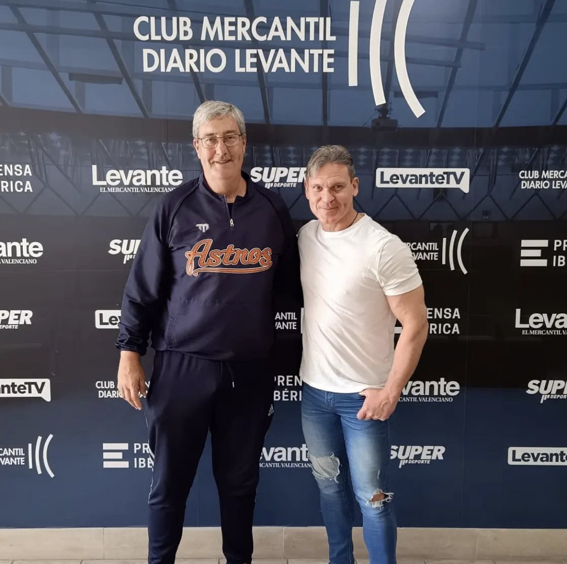 El presidente de Astros, Juan
García, invitado por @cesar_molins en el programa Superdeportes de @levante_tv
Enlace del programa completo •• youtu.be/UmUUDPiZEKA?si…
El derbi de mañana, la Liga, la necesidad de un nuevo campo y el Europeo de junio en Valencia, entre otros temas