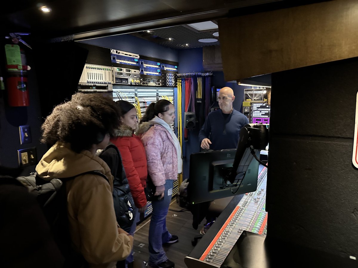 Last week, students in our #MSGClassroom mentorship program learned the ins and outs of the @MSGNetworks news truck! The interactive tour capped off with a student interviewing @nyknicks legend #JohnStarks before all caught the #Knicks game from a catered suite! 🎥 🏀