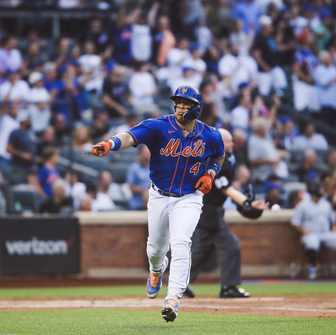 PlayzForDays's tweet photo. BEEN ON A BREAK, BUT HERE WITH A BANGER. TAP IN📲📲📲

⚾️ Mets ML +105 💣

Team is gonna go 157-5 and it all starts TODAY. Alvarez in the 3rd spot may call for a little sprinkle on HR +420 🫨🫨🫨

#LFGM #MetsTwitter #GamblingCommunity #ThePLAY https://t.co/UG9Dfnoo90
