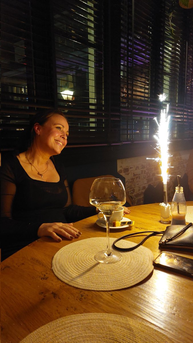 Dientjuh2541's tweet photo. Deze dame was vandaag jarig.. verassing!!! Lekker wezen eten met vriendjes en vriendinnetjes 🩷 Gefeliciteerd mooi mens! https://t.co/Kc90qUfFPO