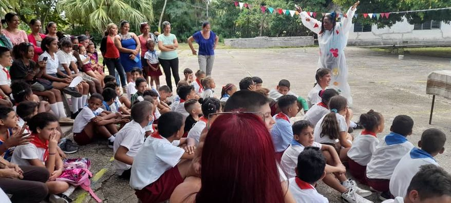 yaidisury133951's tweet photo. Hasta la Escuela Especial de #Levisa también llegaron los jóvenes y factores el 4 de abril a entregar un donativo de materiales educativos y un kake para el disfrute de los niños. Iniciativa de #pinares y la #esuni.
#jóvenesconstruyendofuturo
#JuventudActiva https://t.co/aS9b9tsFZk
