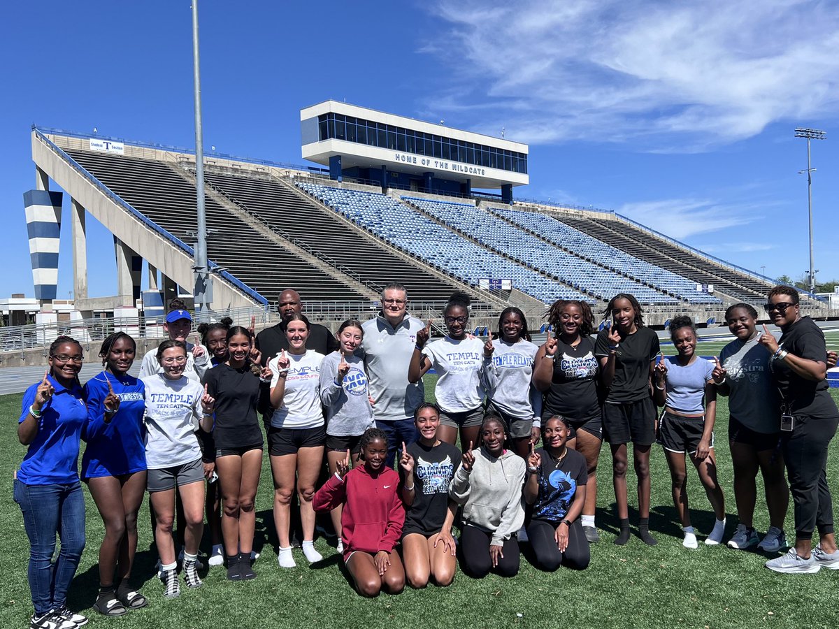 The first students to receive the Blue Front White Back “Spread the Empire” bracelets were the @TempleISD Girls’ Track Team. They won back to back district championships & are advancing to Area in almost every event! This group is really special 👇🏻!