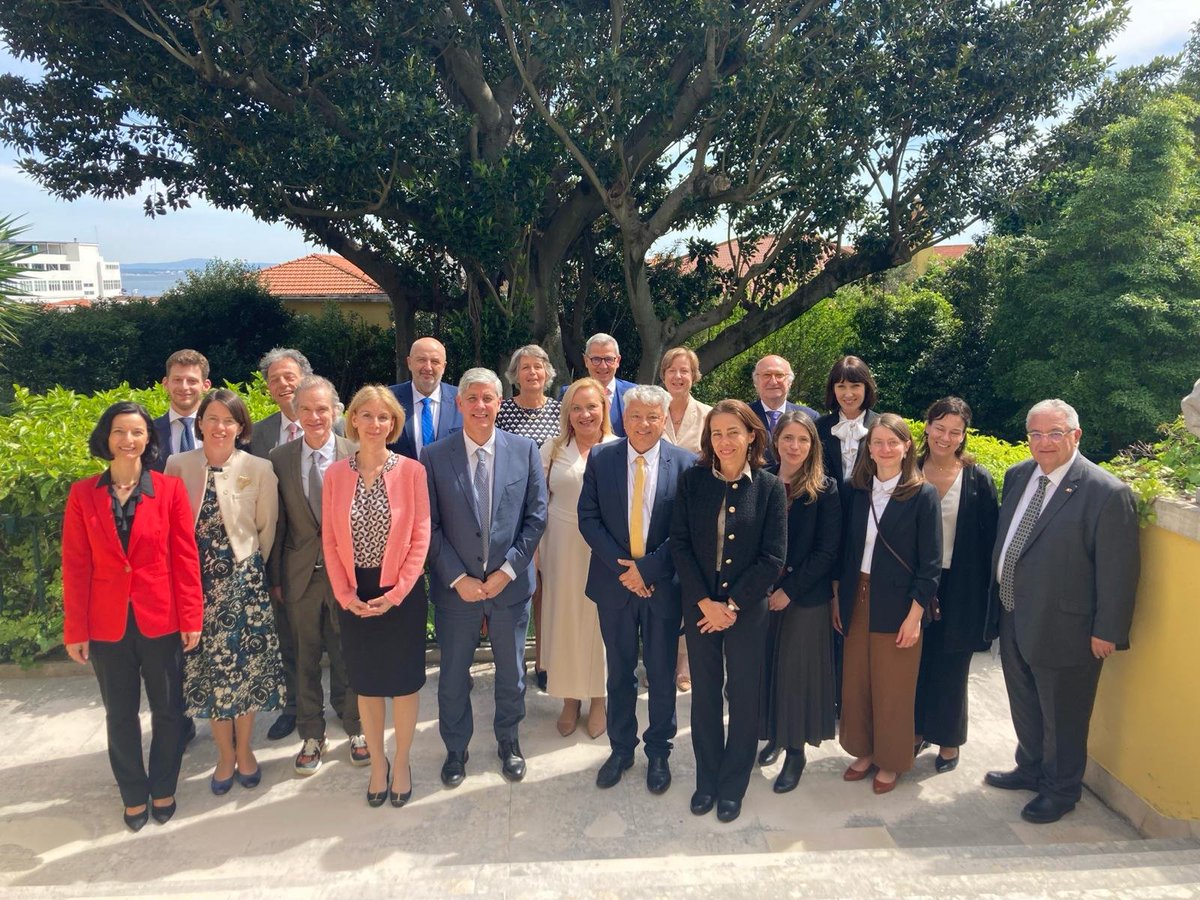 Ambassador of 🇸🇮 Nemec van Gorp attended today together with the 🇪🇺 colleagues a very interesting meeting with the Governor of the @bancodeportugal @mariofcenteno thanks to the Belgium 🇪🇺 Presidency @BelgiumPortugal