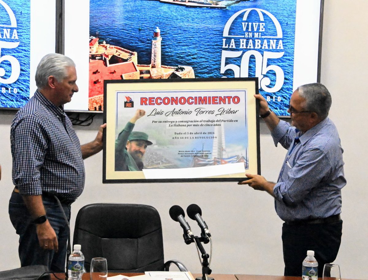 @DiazCanelB @DrRobertoMOjeda 🗣️| Los integrantes del Comité Provincial expresaron su reconocimiento a Luis Antonio Torres Iríbar por su entrega y consagración al trabajo del Partido en La Habana por más de 5 años.