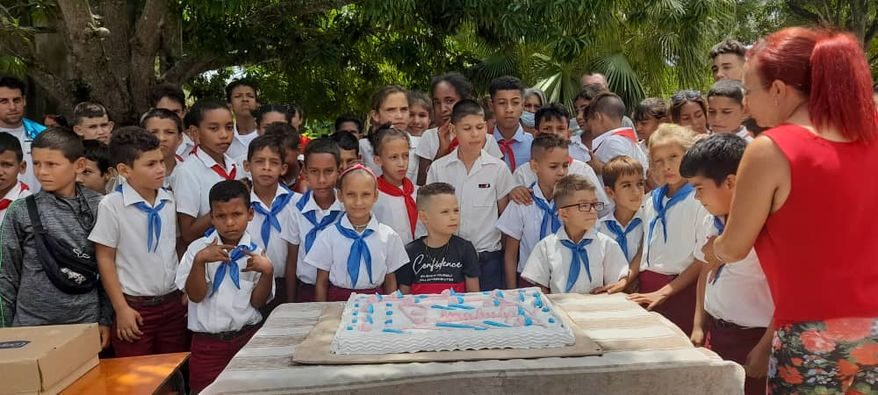 yaidisury133951's tweet photo. Hasta la Escuela Especial de #Levisa también llegaron los jóvenes y factores el 4 de abril a entregar un donativo de materiales educativos y un kake para el disfrute de los niños. Iniciativa de #pinares y la #esuni.
#jóvenesconstruyendofuturo
#JuventudActiva https://t.co/aS9b9tsFZk