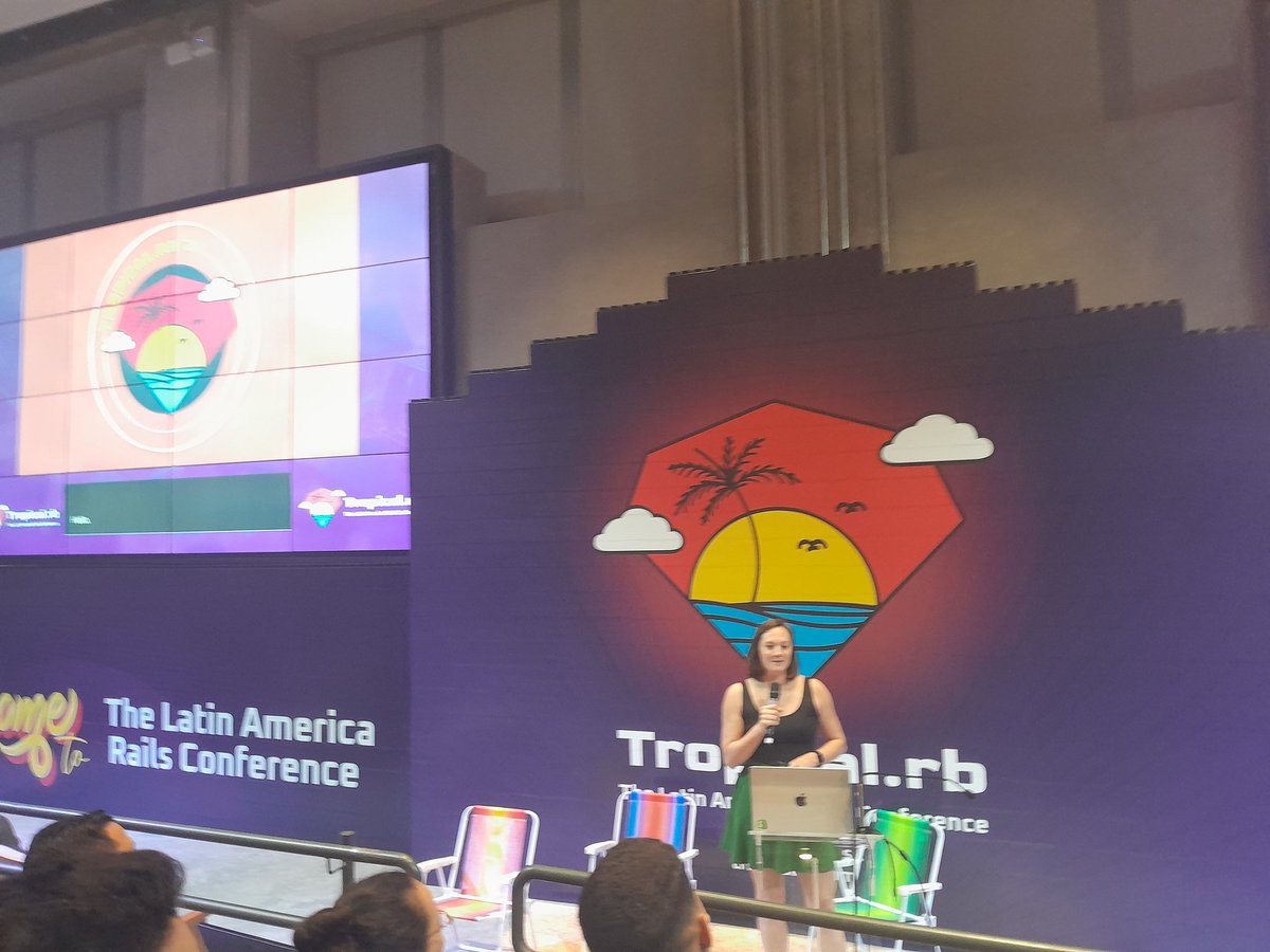 dedemenezes_'s tweet image. It&apos;s queen time or @eileencodes time @ @tropical_rb 

#tropicalrb