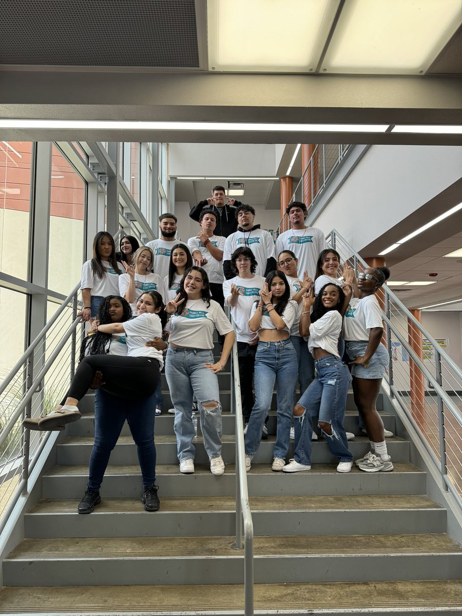Dr_April_Valdez's tweet photo. Early College Seniors looking sharp in their new gear! #RISE

@MLopez_PHHS 
@EWilliams_PHHS 
@Klopez_PHHS 
@PHHSEC https://t.co/zPLEPqpxDi