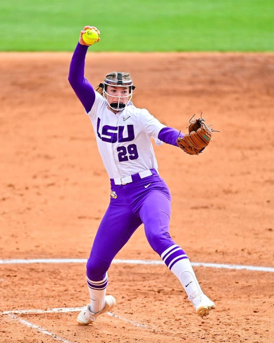 “Each card has its own unique capability and we kinda equate ourselves to each card. This team is very individualized but together so strong” - @BerzonSyd 👏 Read more about @LSUsoftball's ‘Deal Us In’ motto ⬇️ 🔗: softballamerica.com/the-queens-of-…