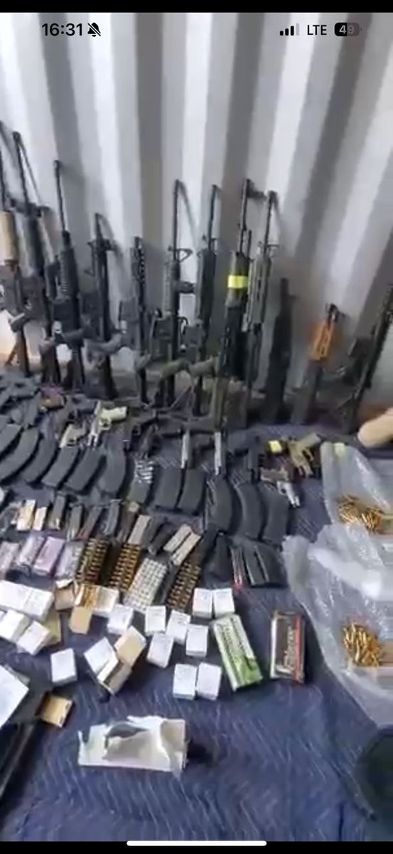 JLMagazine1's tweet photo. Ajan dwanye yo nan Kap Ayisyen sezi jounen vandredi 5 avril la, 12 fizi daso 
14 9 mm, 999 katouch ladan yo: 638 kalib 2.56, 278 kalib 9 mm, 52 kalib 7.62 epi 36 kalib 40 ak 34 chajè. Selon otorite dwanye yo, yo jwenn zam ak minisyon sa anndan yon kontenè ki soti 0zEtazini🇺🇸. https://t.co/6wGbcNNJUZ