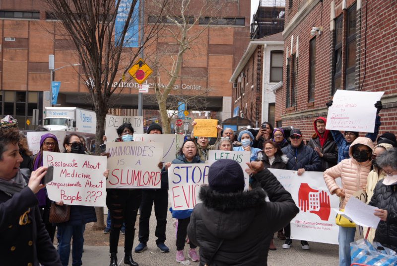 Maimonides Medical @MaimoHealth is in the process of evicting nearly 60 hospital workers & retirees in Sunset Park/Boro Park without cause despite decades of services to Maimonides. As New York faces a housing crisis, we rallied together to call an end to all unjust evictions🧵