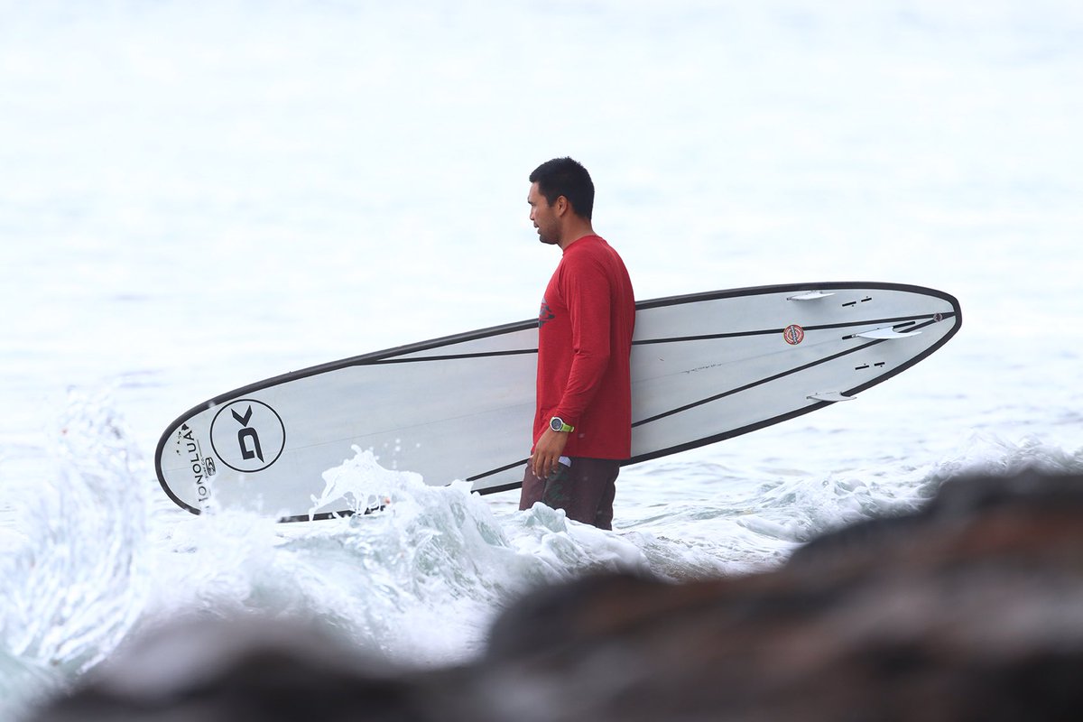 The anticipation and excitement when you’re just headed out for a surf session is one of the best joys in life! 🏄🏽‍♂️🌊😃🤙🏽 #alohafridaysurf #paddlingout #waveriding #maui #oahu #kauai #bigisland #honoluasurfco #alohavibessince95