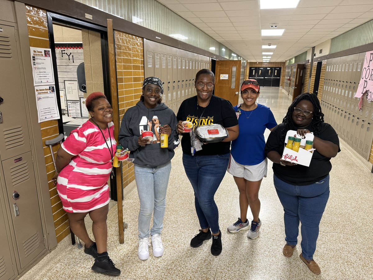I couldn’t let this week go by without celebrating these awesome ladies @Eisenhower_AISD Thank you for everything you do to make sure our students are successful in pe. Missing Ms.Dennis!! 
#paraprofessionalday #awesomeladies #adaptedpe @AldineISD @aldinesped