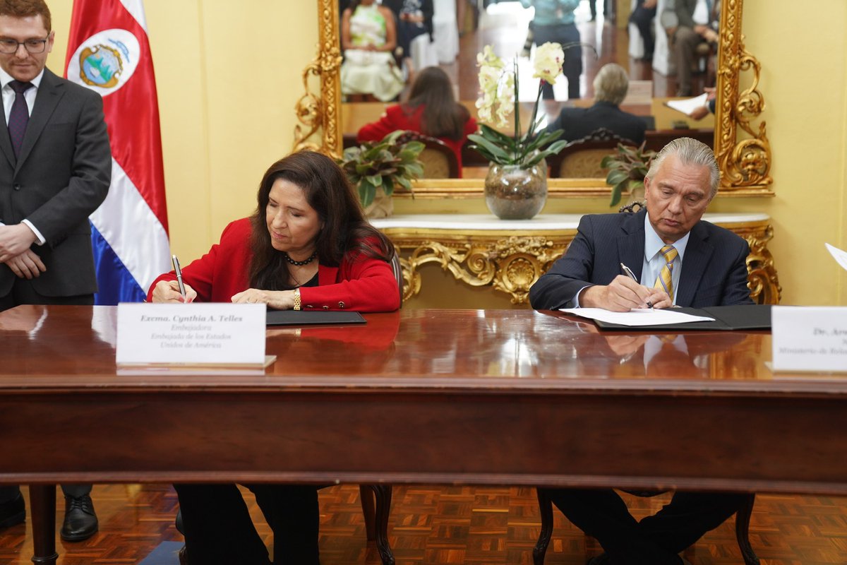 Firmamos el Memorándum de Entendimiento para la Inclusión Social. Este acuerdo entre el Ministerio de Relaciones Exteriores de Costa Rica @CRcancilleria y el @StateDept nos permitirá continuar fortaleciendo áreas clave de nuestra cooperación como lo son la educación, el acceso al…