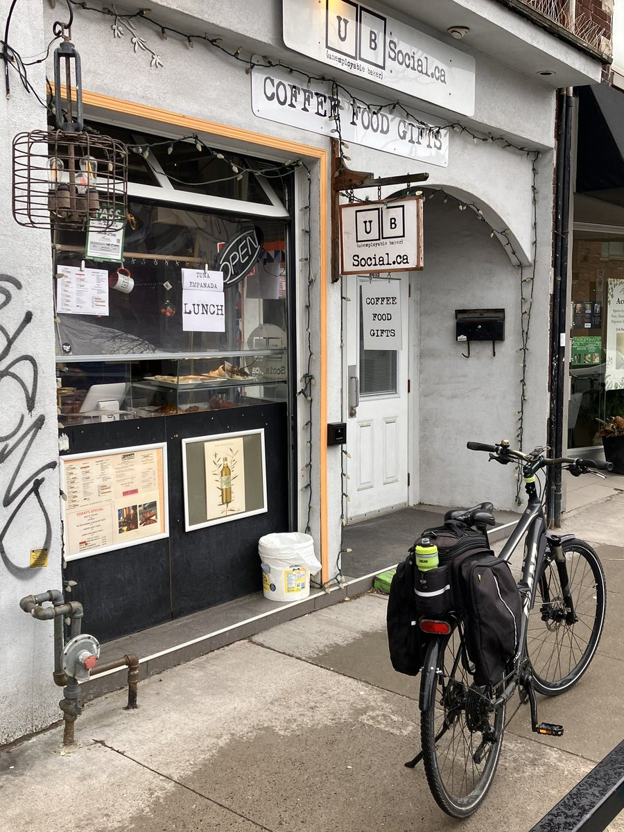 Penalosa_G's tweet image. #UrbanHealth #Proximity
Love office in the Junction, Toronto.
Lunch hour? Haircut at Cosimo’s, coffee UB Social, laundry, watch battery, notebook… biked. 
‘15-minute cities’ most neighborhoods old GTHA… almost none built past 50 yrs.
Fix? All new housing in current footprint.