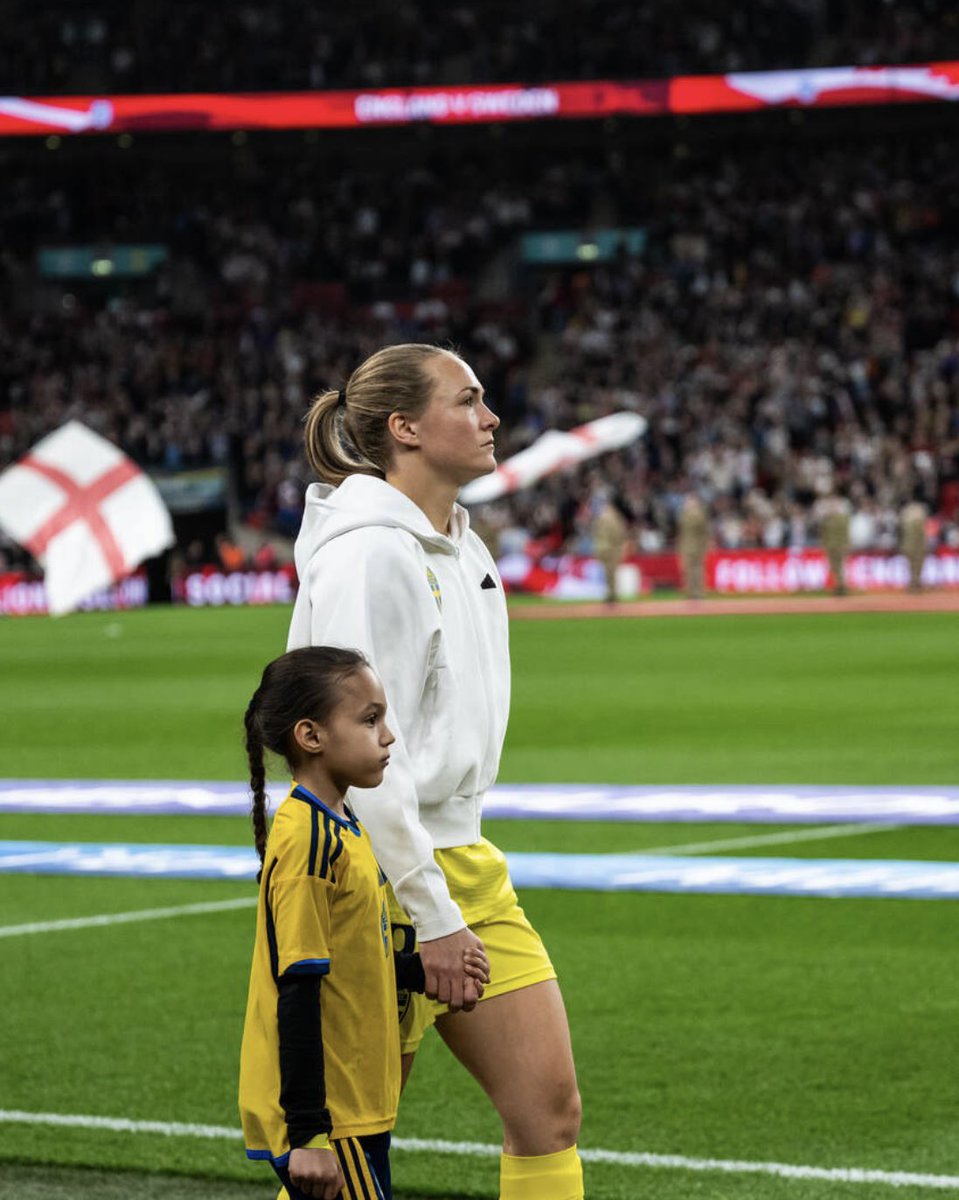 So happy to be back representing my country again. Proud of the girls for putting in the fight and securing a tough point at Wembley 🙌🏼🇸🇪