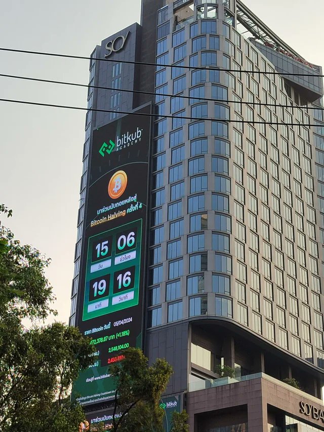 BitcoinMagazine's tweet image. Giant #Bitcoin halving countdown clock spotted on a building in Thailand 🇹🇭
