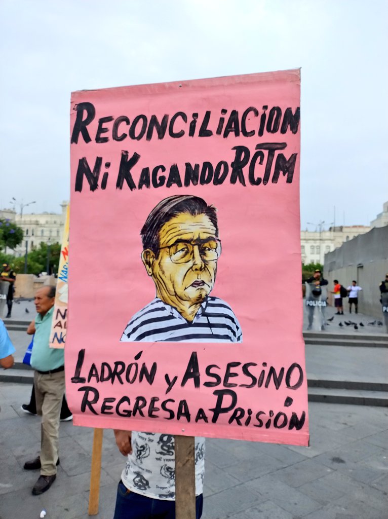 'Reconciliación? Ni kagando RCTM! Fujimori Ladrón y Asesino! Regresa A Prisión!!' #5DeAbril Plaza San Martin