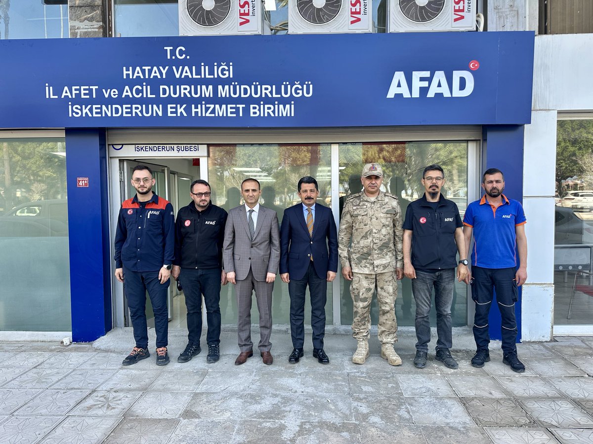 Geçici görevli bulunduğu #İskenderun’da #AFAD faaliyetlerinin koordinasyonunda özverili bir çalışma ortaya koyan Sn. Erdoğan Hızlıca Müdürümüze, kentimize bu zor dönemde yapmış olduğu katkılardan dolayı teşekkür ediyoruz.