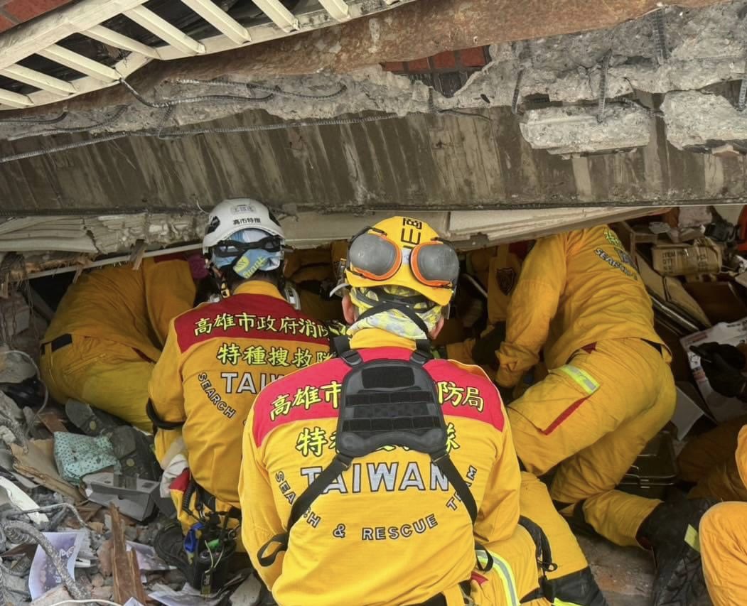 These are our heroes. 這次台灣遭受到 7.4 級的大地震，對我們來講這些救難人員真的是英雄！#taiwan #earthquake #heroes