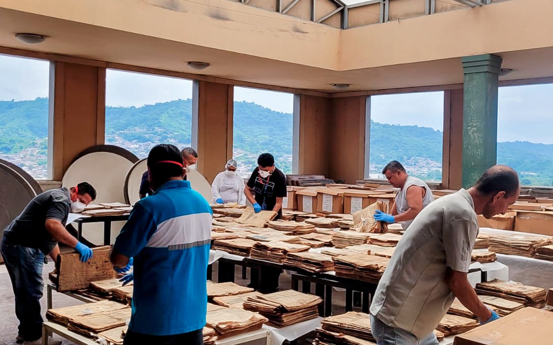 Preservando la memoria en el Museo y Archivo Histórico de Portoviejo con el apoyo de la Biblioteca Municipal Pedro Elio Cevallos. Cada página cuenta una historia. 🌟📚 #Conservación #MemoriaHistórica