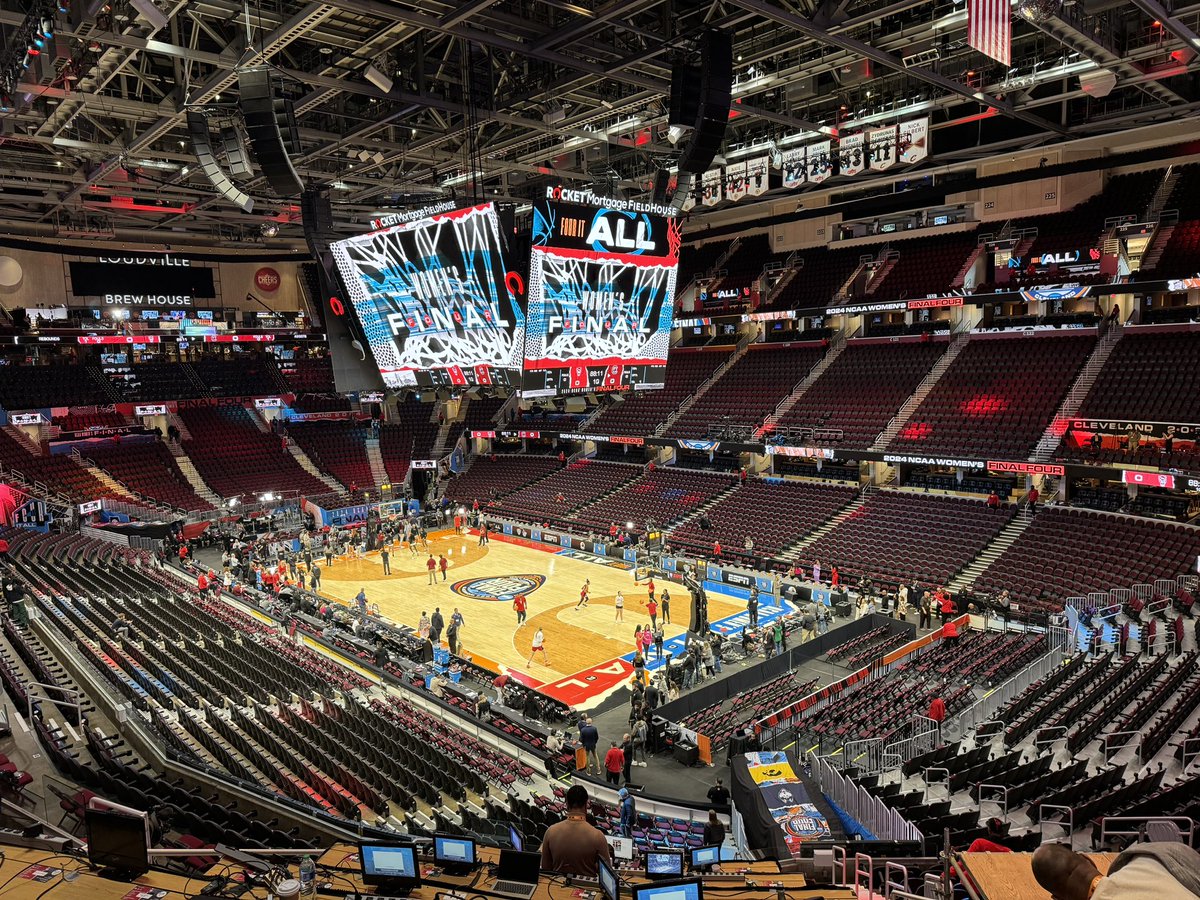 The calm before the Four… #WFinalFour #ItJustMeansMore with @GamecockWBB in Cleveland!