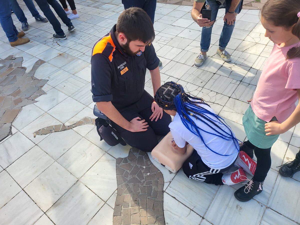 PCSantBoi's tweet photo. Hem participat en el Dia Internacional de la Salut realitzant tallers i demostracions de #RCP, juntament amb els companys de @pasformacion a la Plaça de Catalunya.
@AjSantBoi @emergenciescat @SantBoiSalut @salutcat @semgencat @Coordinadora_AV @CoordAVPCBaix https://t.co/UkiAh2zQIe