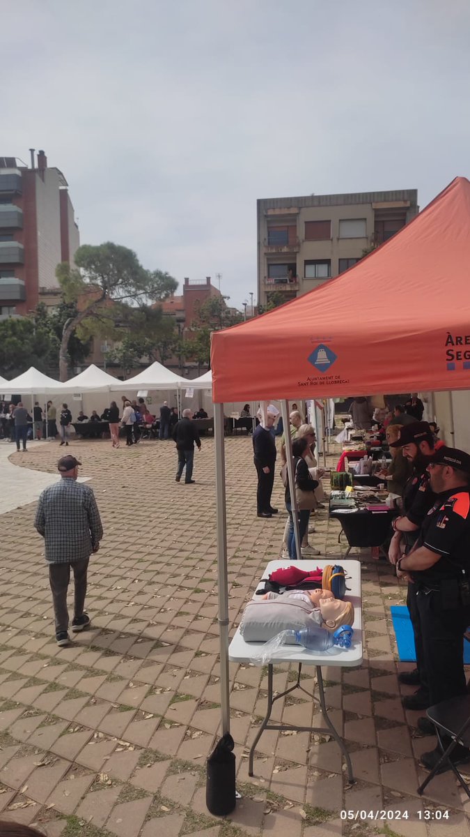 PCSantBoi's tweet photo. Hem participat en el Dia Internacional de la Salut realitzant tallers i demostracions de #RCP, juntament amb els companys de @pasformacion a la Plaça de Catalunya.
@AjSantBoi @emergenciescat @SantBoiSalut @salutcat @semgencat @Coordinadora_AV @CoordAVPCBaix https://t.co/UkiAh2zQIe