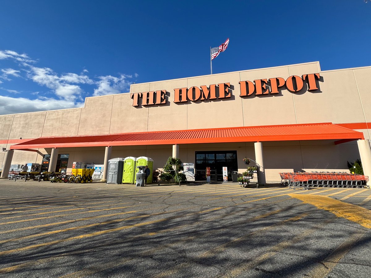 SquigGallagher's tweet photo. @HomeDepot keeping it classy with PortaJons 😶‍🌫️🫣 https://t.co/MO4Wk4Iy0H