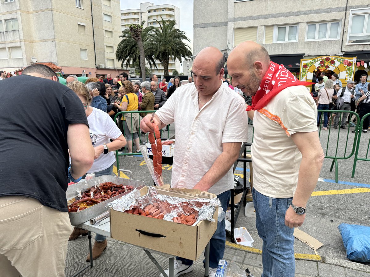 aytolaredo's tweet photo. 💃🏻La 8ª edición de nuestra #FeriadeAbril ha comenzado esta tarde en la zona de Ever con una parrillada y #elalumbrao de luces, en el que han participado el alcalde, @MGonzalezlaredo; los antiguos gestores del Pub Groucho, Nacho y Juani; y el presidente de la Asociación Ever. https://t.co/NWDUbdsqRl