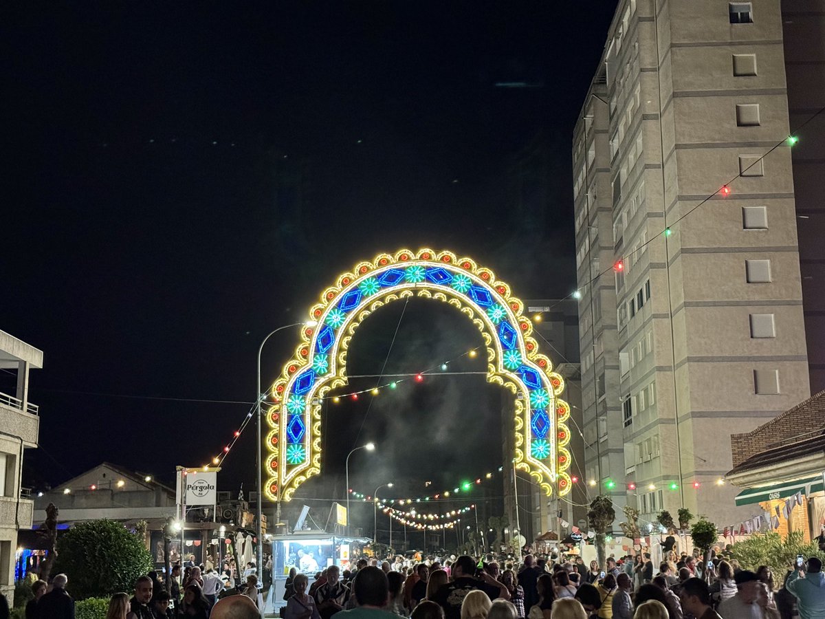 aytolaredo's tweet photo. 💃🏻La 8ª edición de nuestra #FeriadeAbril ha comenzado esta tarde en la zona de Ever con una parrillada y #elalumbrao de luces, en el que han participado el alcalde, @MGonzalezlaredo; los antiguos gestores del Pub Groucho, Nacho y Juani; y el presidente de la Asociación Ever. https://t.co/NWDUbdsqRl