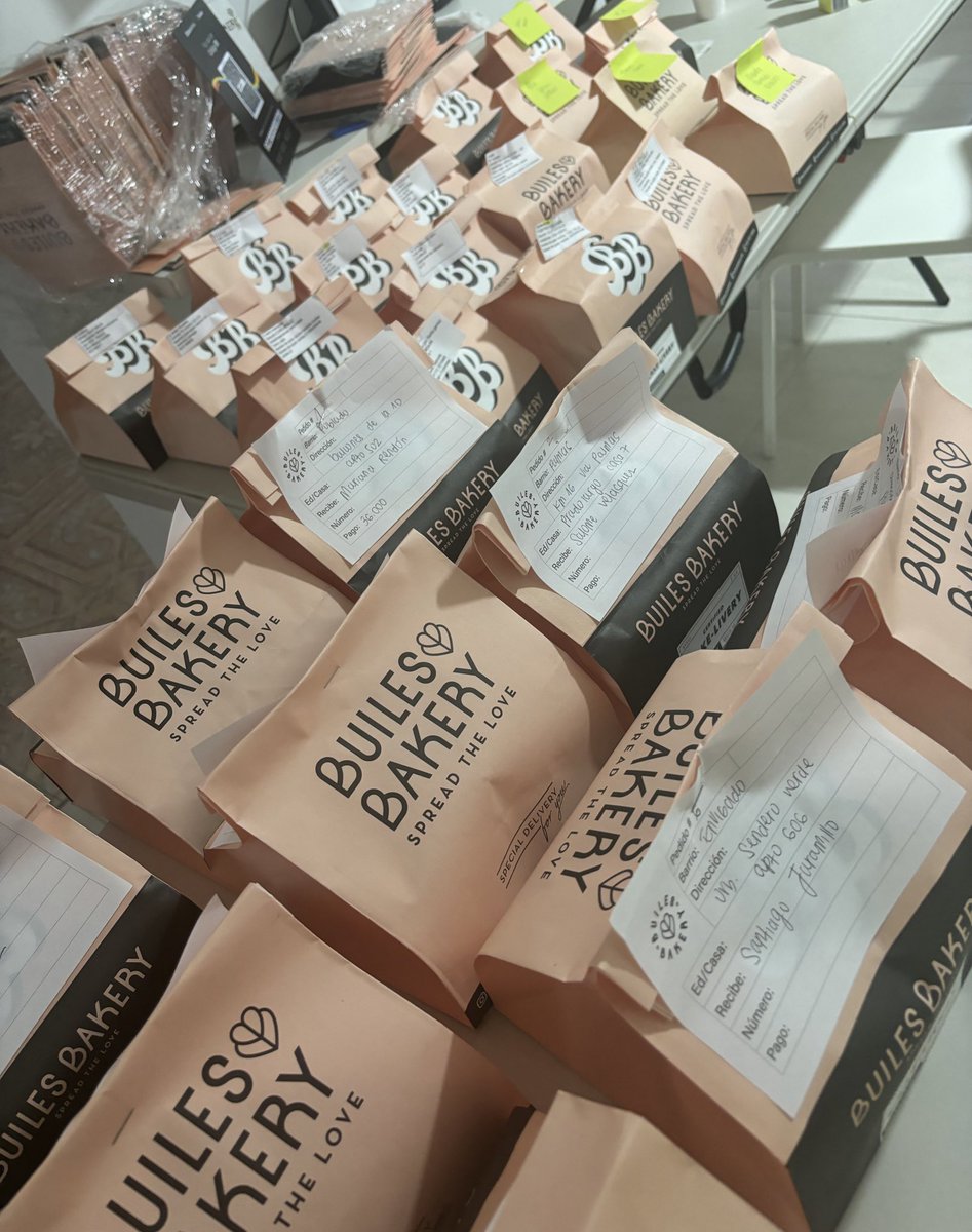 builesbakery's tweet image. Salen y salen y salen más pedidos todos los días🥹💗🫶🏼 gracias por elegirnos!!!